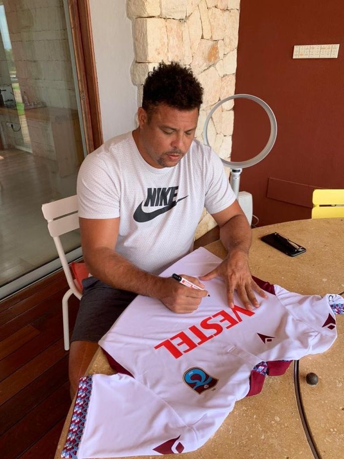 Brezilyalı Ronaldo, Trabzonspor formasıyla poz verdi