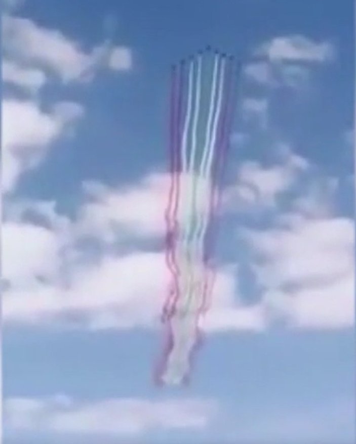 Fransız uçakları Beyrut semalarına Lübnan bayrağı çizdi