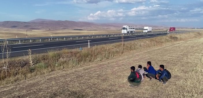 d Erzurum'da kaçak göçmenlerin umuda yolculuğu