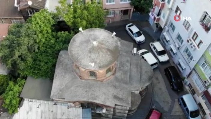 Fatih'teki tarihi Hirami Ahmed Paşa Camii'ne klima takıp, bahçesine kümes yaptılar
