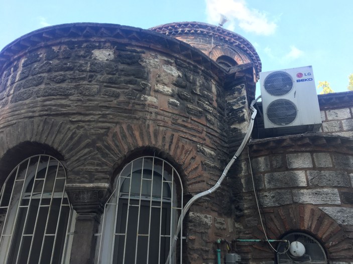 Fatih'teki tarihi Hirami Ahmed Paşa Camii'ne klima takıp, bahçesine kümes yaptılar