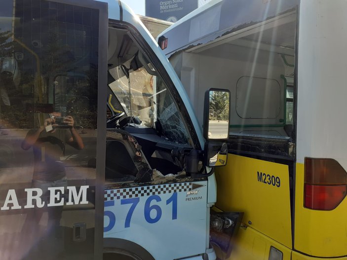 İstanbul’da İETT otobüsü ile yolcu minibüsü çarpıştı: 4 yaralı