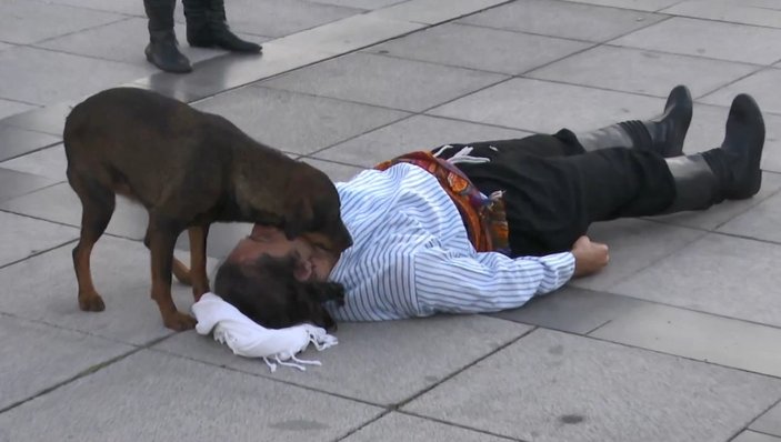 Yaralı rolündeki tiyatrocuya sokak köpeğinden sevgi gösterisi