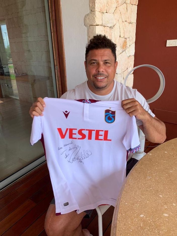 Brezilyalı Ronaldo, Trabzonspor formasıyla poz verdi