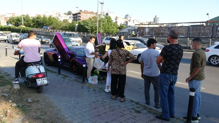Beyoğlu'nda lüks otomobilde karpuz satan adam