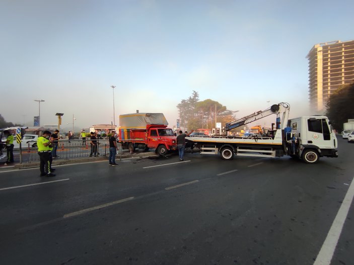 Sarıyer'de kamyonet taksiye çarptı: 2 yaralı