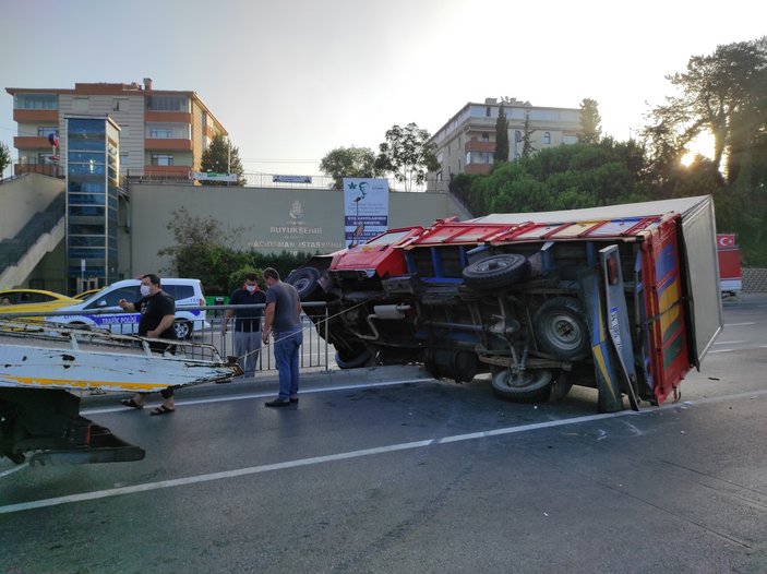 Sarıyer'de kamyonet taksiye çarptı: 2 yaralı