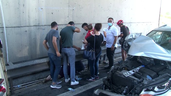 İstanbul'da kaza yapan minibüste, bebeğiyle yola savruldu