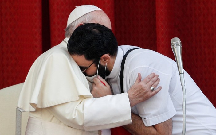 Papa mart ayından sonra ilk defa toplu ayin düzenledi