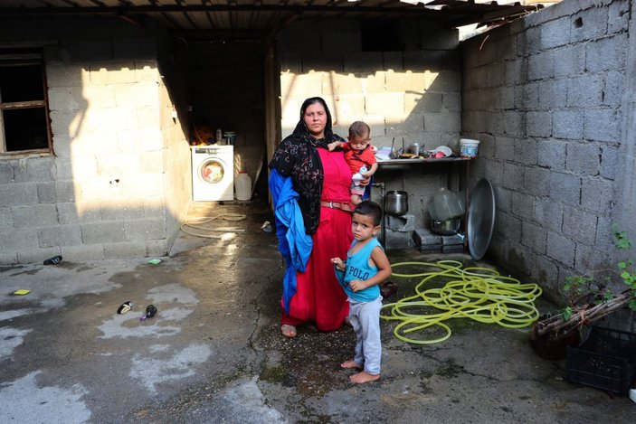 Adana’da eşinin terk ettiği kadın yardım bekliyor