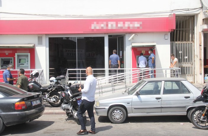 Adana'da banka müşterisi, güvenlik görevlisini bıçakladı