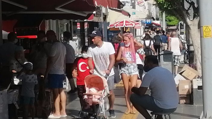Antalya'da turistler de korona kurallarına uymuyor