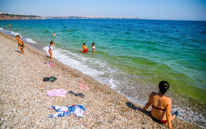 Antalya'da değişen denizin rengi tatilcileri korkuttu