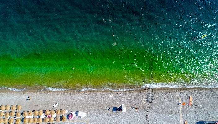 Antalya'da değişen denizin rengi tatilcileri korkuttu