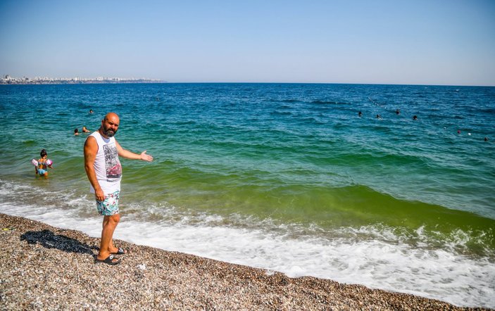 Antalya'da değişen denizin rengi tatilcileri korkuttu