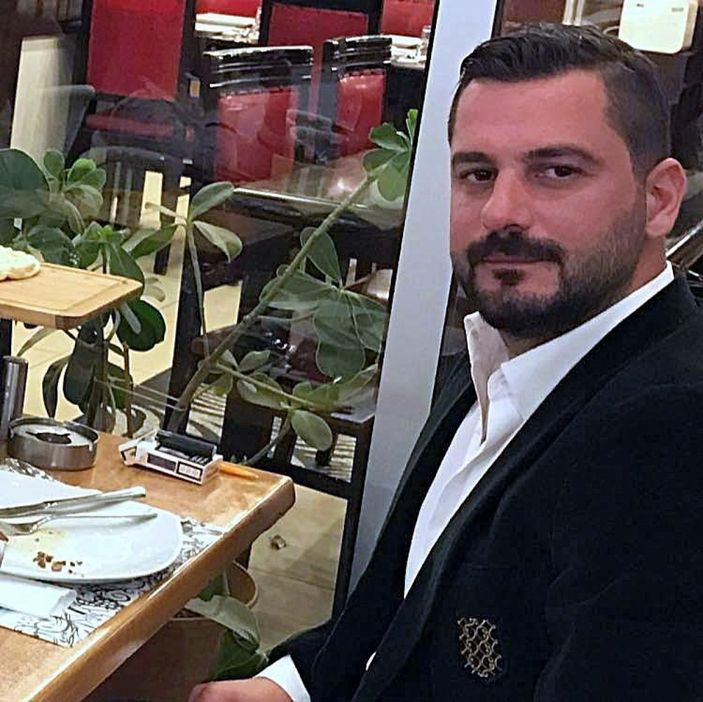 d İzmir'de tanınmış iş adamı evinde ölü bulundu