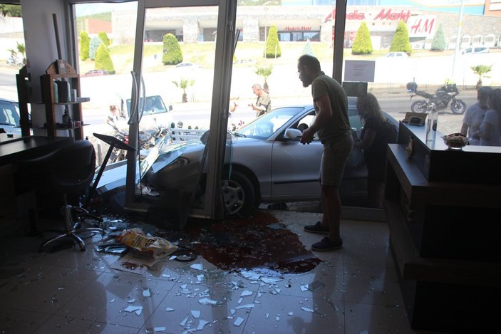 Bodrum'da otomobili park ederken kuaför dükkanına girdi