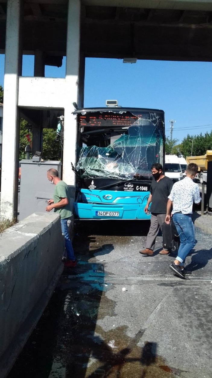 Kurtköy'de otobüs gişelere çarptı