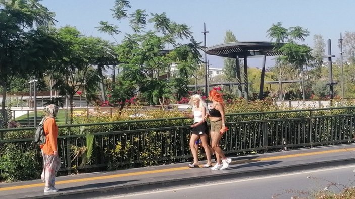 Antalya'da turistler de korona kurallarına uymuyor