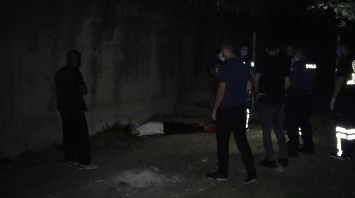 Sultangazi'de saldırıya uğrayan genci devriye gezen polis buldu