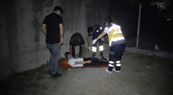 Sultangazi'de saldırıya uğrayan genci devriye gezen polis buldu