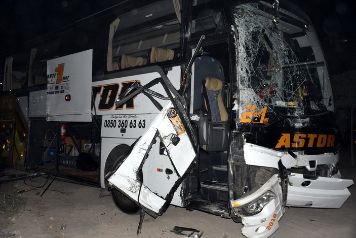 Aksaray'da yolcu otobüsüyle kamyon çarpıştı
