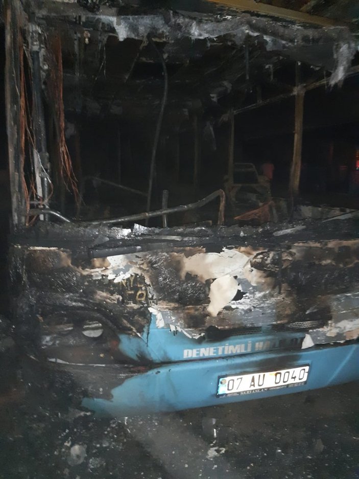 Antalya'da park halindeki otobüs yandı