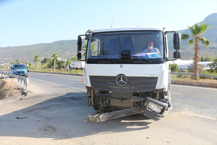 Antalya'da tankerle çarpışan ekip otosundaki 2 polis memuru yaralandı
