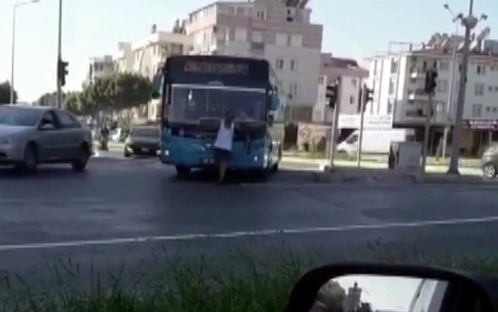 Antalya'da otobüse maskesiz alınmayınca, sileceklere tutundu