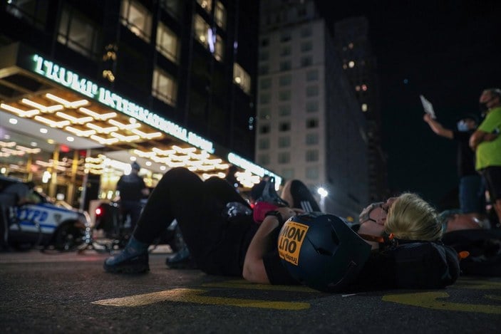 New York'ta Trump karşıtı protesto: Yüzlercesi otel önünde yattı