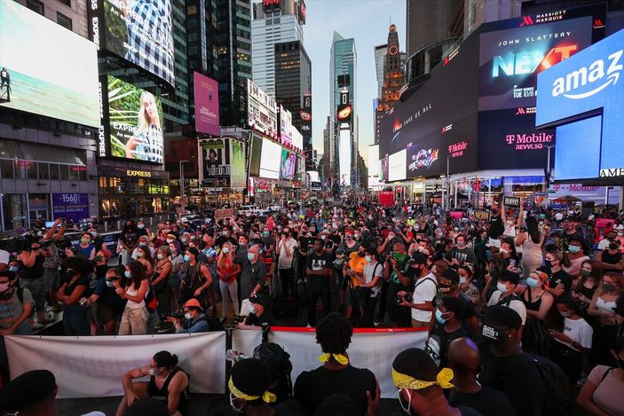 New York'ta Trump karşıtı protesto: Yüzlercesi otel önünde yattı