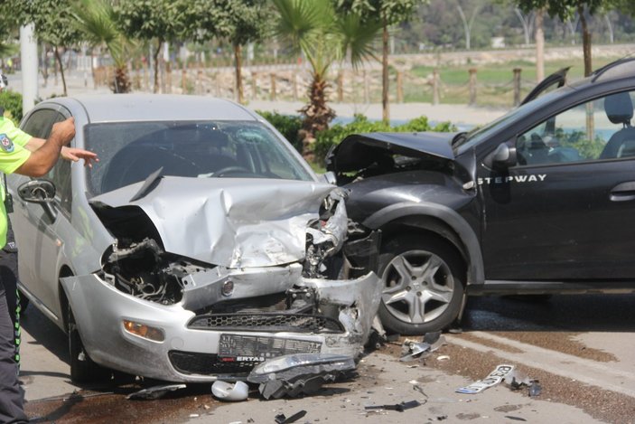 Adana’da iki otomobil çarpıştı: 8 yaralı
