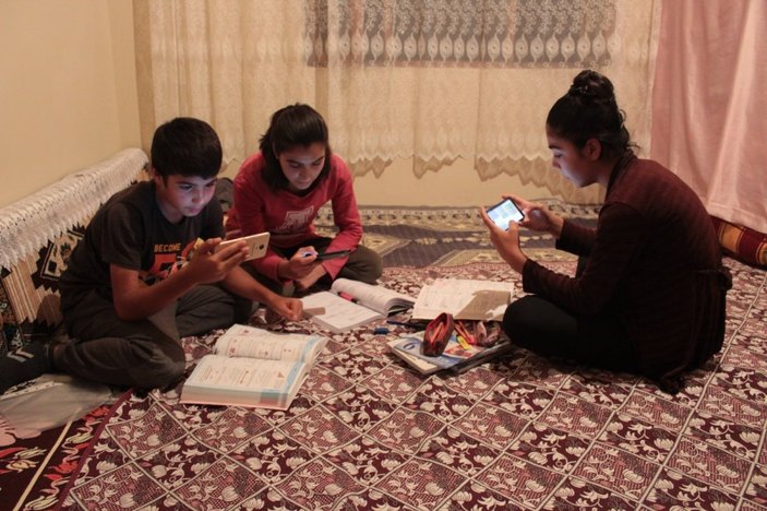 Ağrı’da köy halkı çocukların uzaktan eğitimi için köye internet çekti
