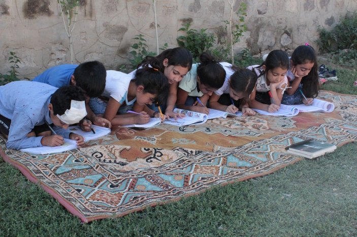 Ağrı’da köy halkı çocukların uzaktan eğitimi için köye internet çekti