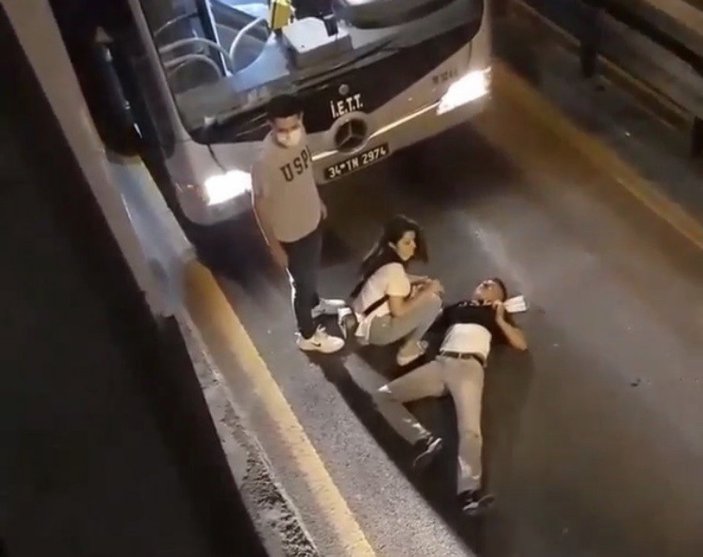 İstanbul'da bekçilerden kaçarken, metrobüs yoluna düşüp yaralandı