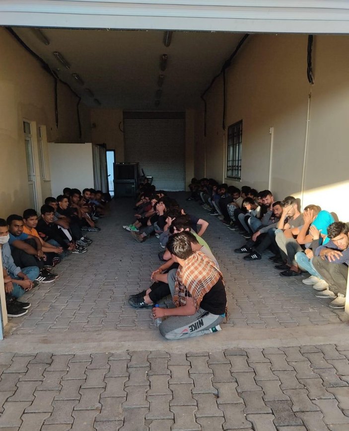 Van'da 17 kişilik minibüste 65 kaçak göçmen yakalandı