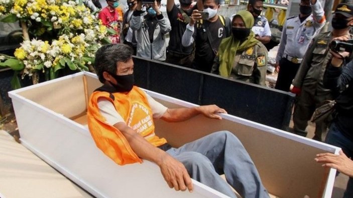 Endonezya'da maske takmamanın cezası tabutta yatmak