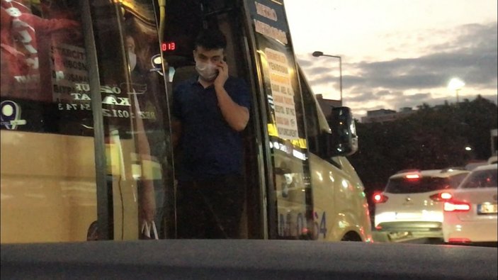 İstanbul’da tıka basa dolu olan minibüs, kapıları açık yoluna devam etti