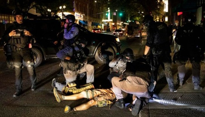 ABD polisi silahsız göstericileri döverek gözaltına aldı