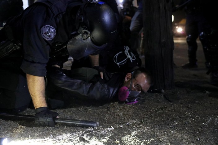 ABD polisi silahsız göstericileri döverek gözaltına aldı