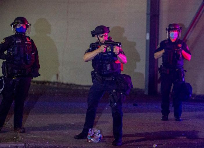ABD polisi silahsız göstericileri döverek gözaltına aldı