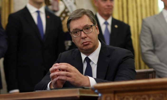 Trump'ın açıklaması sırasında Sırbistan Cumhurbaşkanı'nın hareketleri dikkat çekti