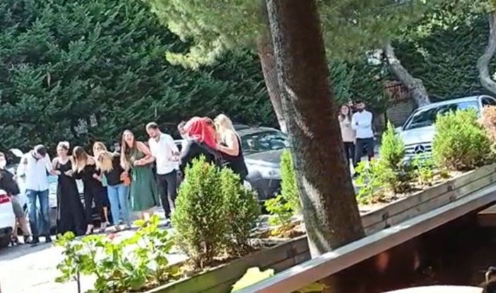 İstanbul'da nikah sonrası halay çeken vatandaşlar kamerada