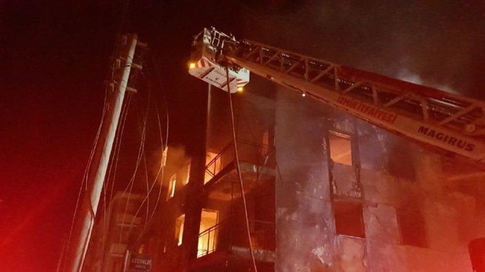 İzmir'de bir apartmanda yangın çıktı