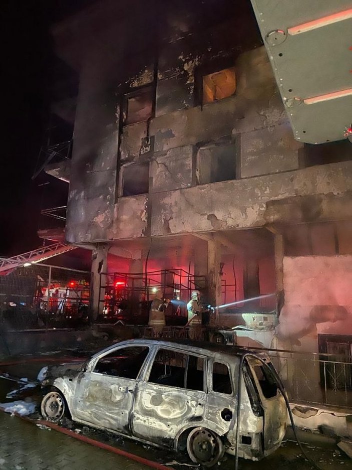 İzmir'de bir apartmanda yangın çıktı
