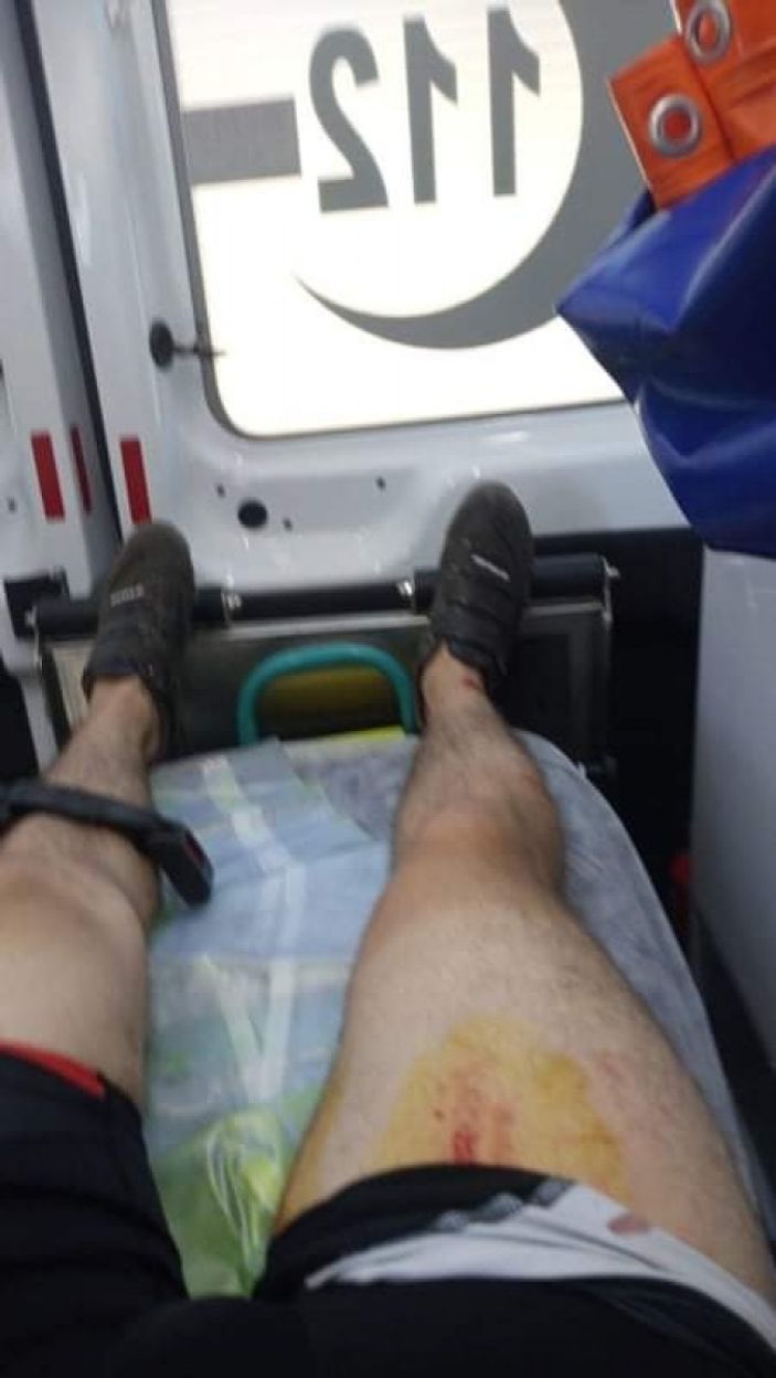 i Bursa’da bisikletçi virajı alamadı, bariyerlere girdi