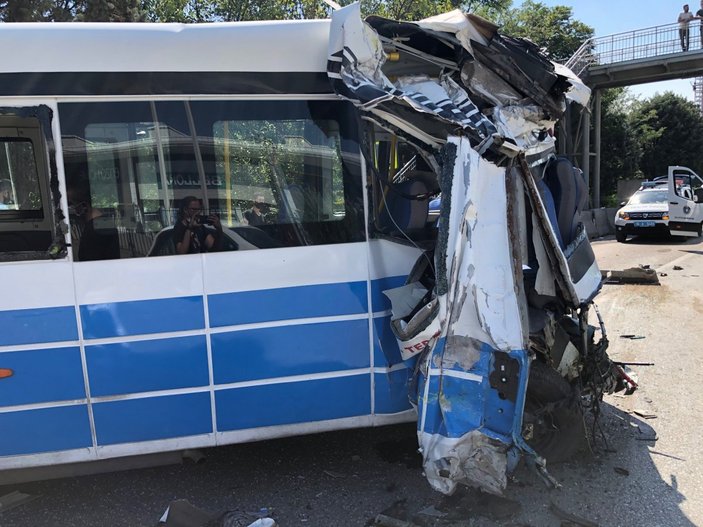 Bursa'da otobüs, minibüse çarptı: 9 yaralı