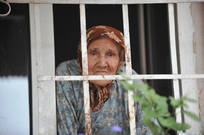 Bursa'da yaşlı kadının altın dişleri çalındı