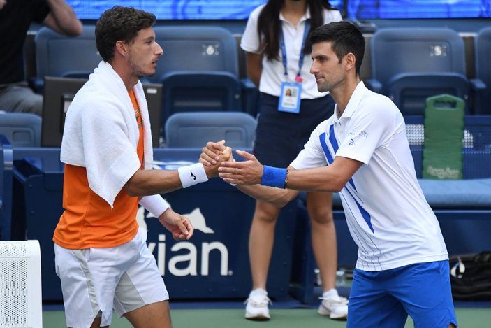 Novak Djokovic, topu hakeme attığı için Amerika Açık’ta diskalifiye oldu