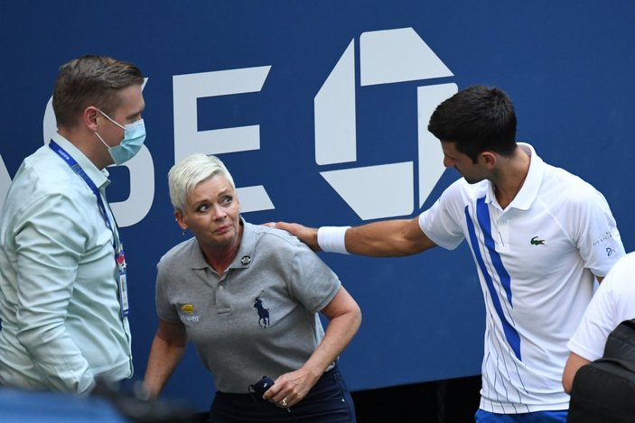 Novak Djokovic, topu hakeme attığı için Amerika Açık’ta diskalifiye oldu